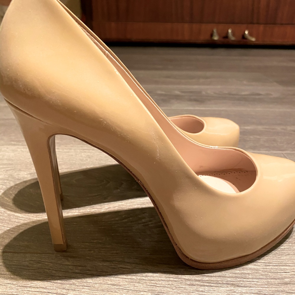 Pour la Victoire gorgeous heels
